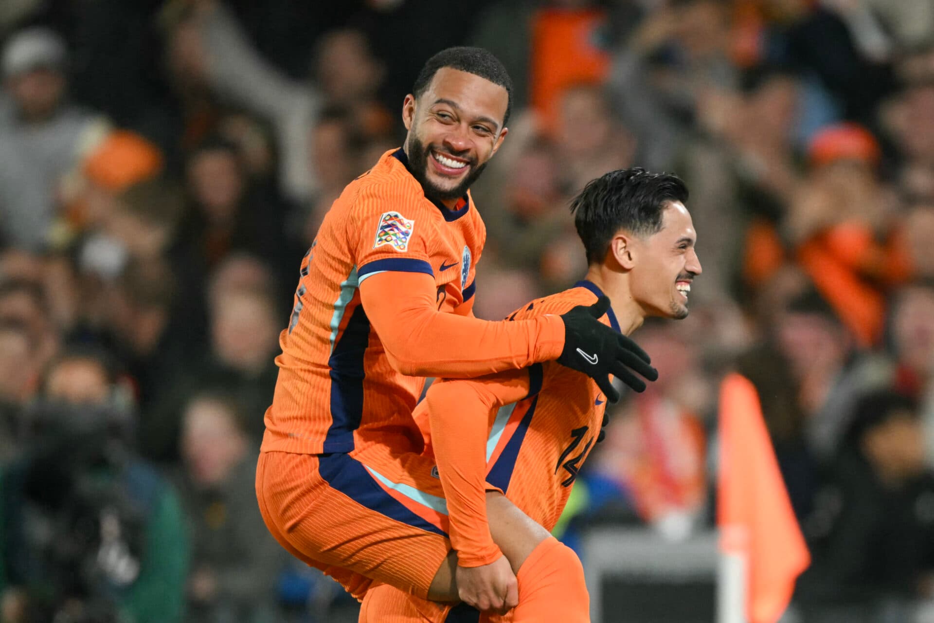 Memphis Depay comemora com Tijjani Reijnders o gol da Holanda con tra a Espanha na Nations League - NICOLAS TUCAT / AFP)