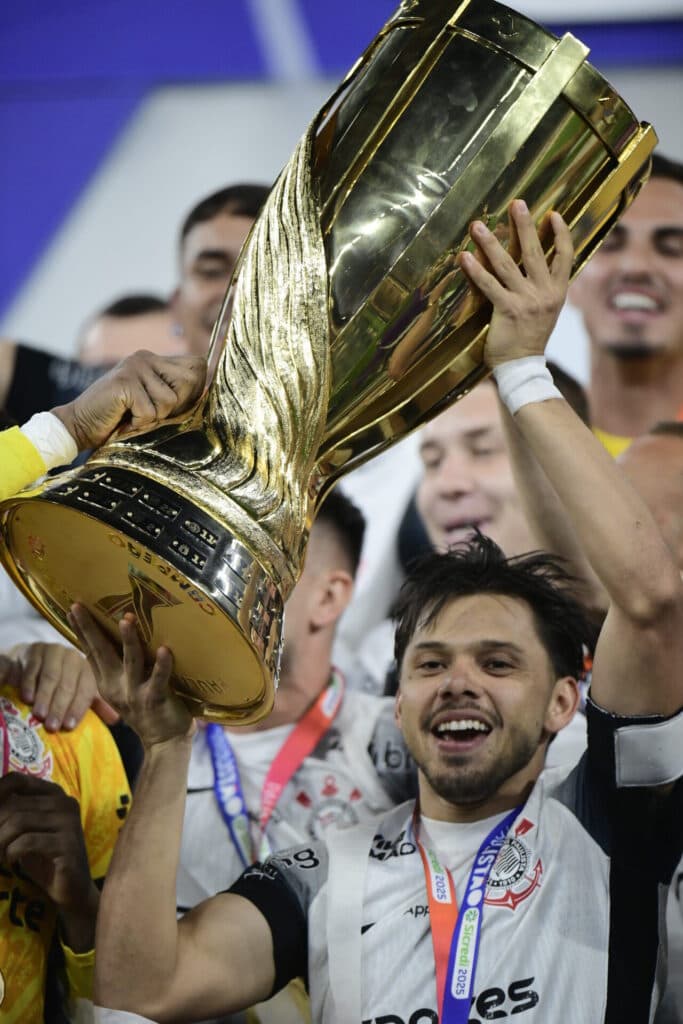 Romero, do Corinthians, com a taça de campeão paulista - Alexandre Battibugli/PLACAR