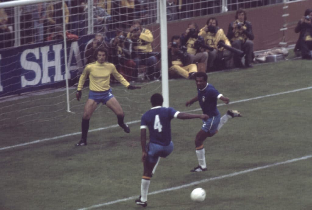 Emerson e Luis Pereira, do Brasil durante jogo entre Brasil 0 x 2 Holanda, partida válida pela Copa do Mundo de 1974, no Estádio Westfalenstadion (Lemyr Martins/PLACAR)