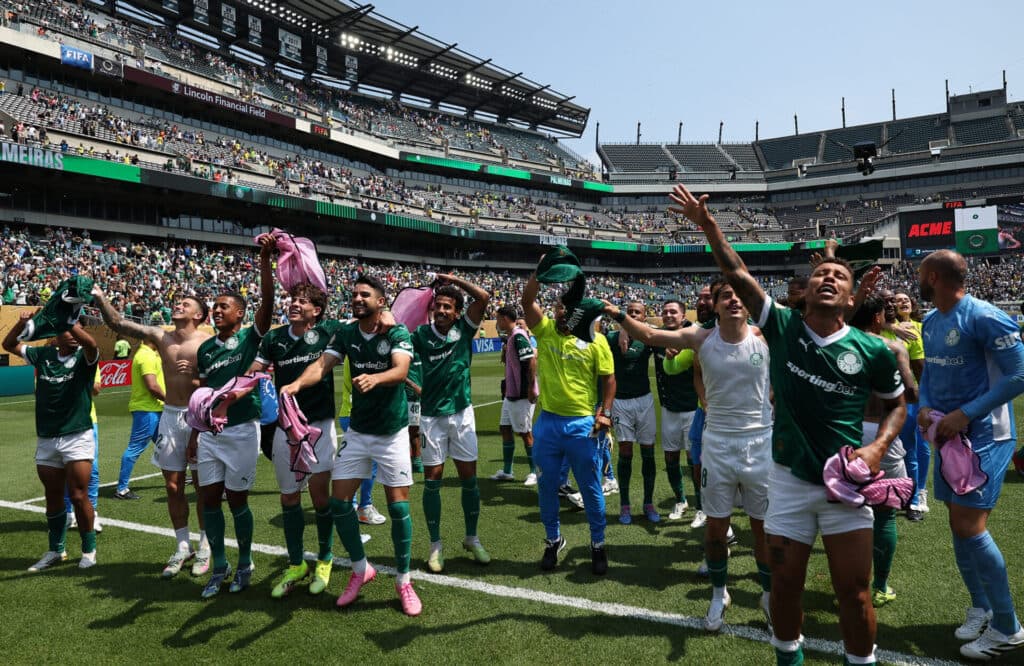 Jogadores do Palmeiras comemoram classificação com a torcida - FRANCK FIFE / AFP