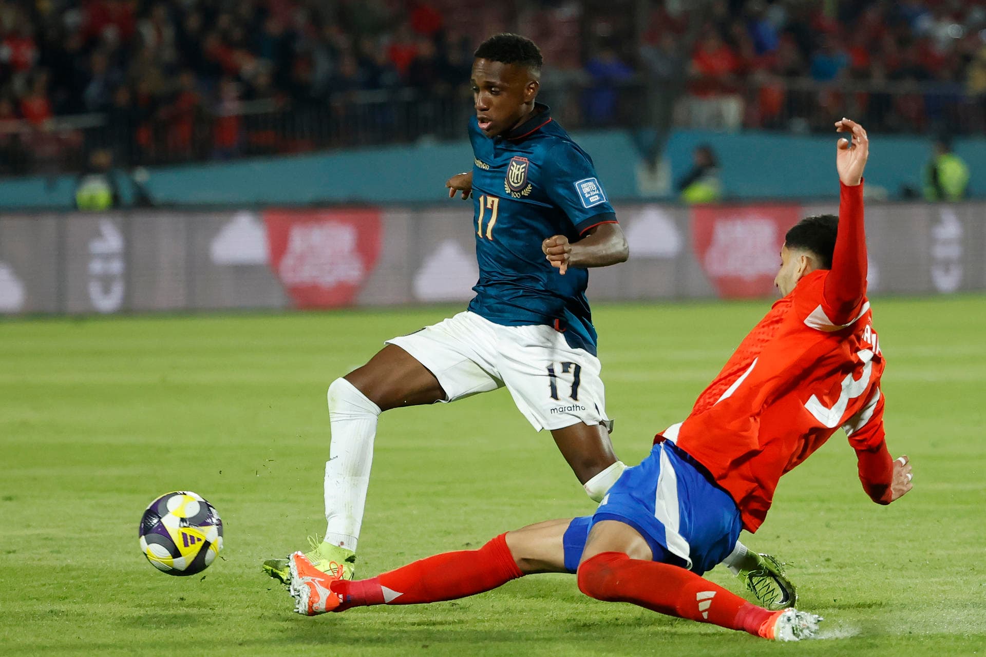 Darwin Guagua na partida em que atuou contra o Chile pelas Eliminatórias - Elvis Gonzalez/EFE