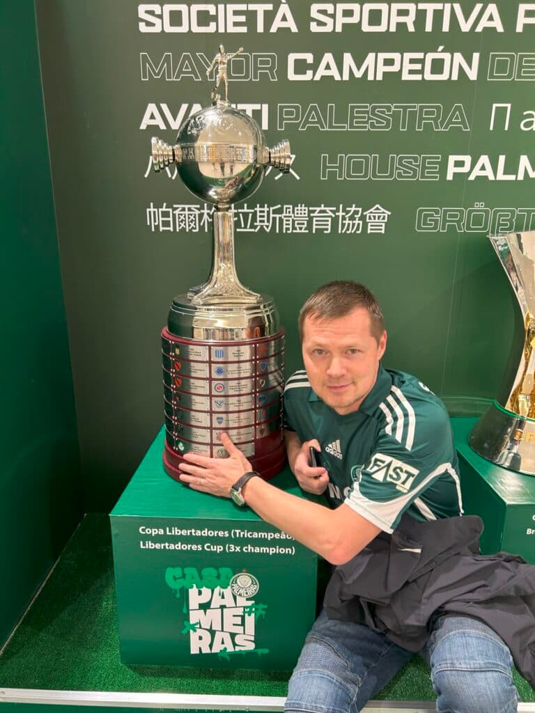 Torcedor russo do Palmeiras posa com a taça da Libertadores - Arquivo Pessoal