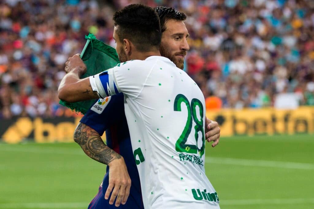 Messi e zagueiro Neto, sobrevivente do voo da LaMia 2933, se abraçam antes de amistoso no Camp Nou - Quique García/EFE
