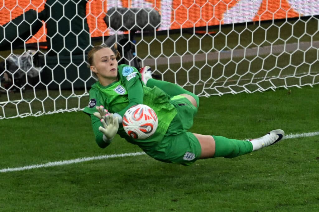 Hannah Hampton defendeu cobrança de Bonmatí, a melhor jogadora do mundo e da Euro - Miguel MEDINA / AFP)