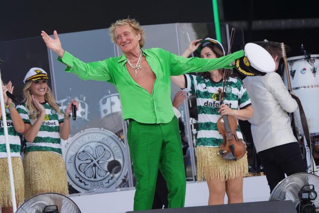 Rod Stewart no palco de Glastonbury - Reprodução / X