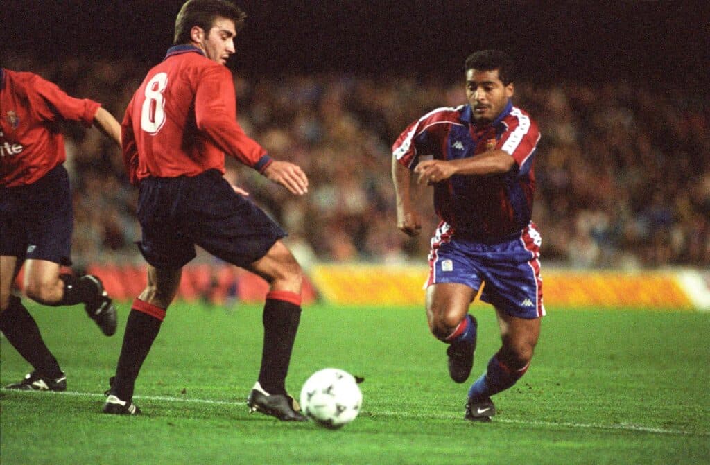 Baixinho em ação com a camisa 10 do Barcelona nos anos 90 - EFE/Andreu Dalmau