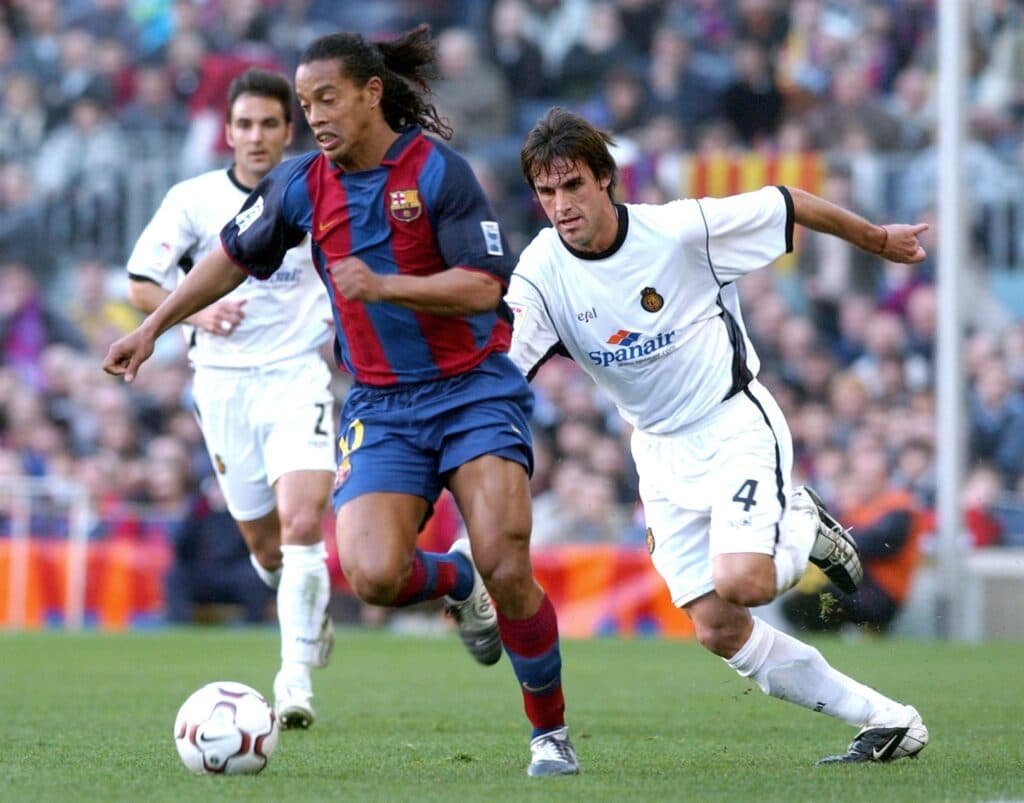 Ronaldinho Gaúcho marcou época com a camisa 10 do Barcelona - EFE/Albert Olive