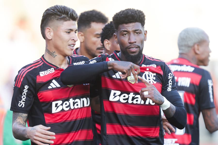 Emerson Royal comemora um dos gols da vitória rubro-negra - Gilvan de Souza/Flamengo