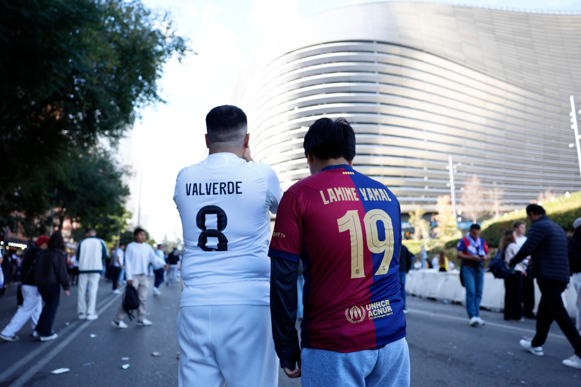 Torcedores de Real Madrid e Barcelona chegam ao Santiago Bernabéu - EFE/Rodrigo Jiménez