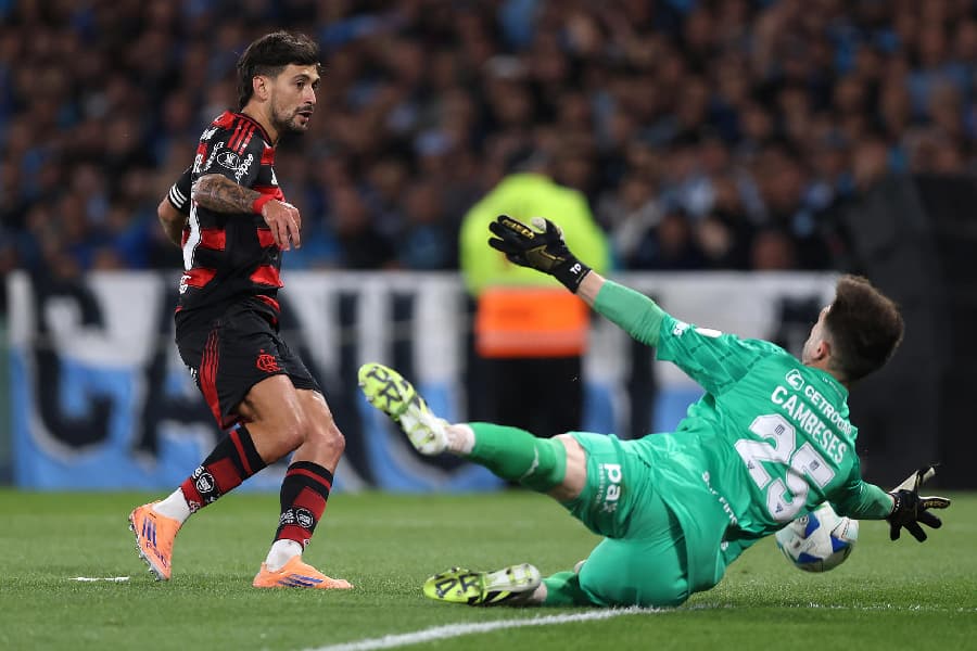 Arrascaeta perdeu a chance de abrir o placar para o Flamengo contra o Racing - - Adan González/EFE