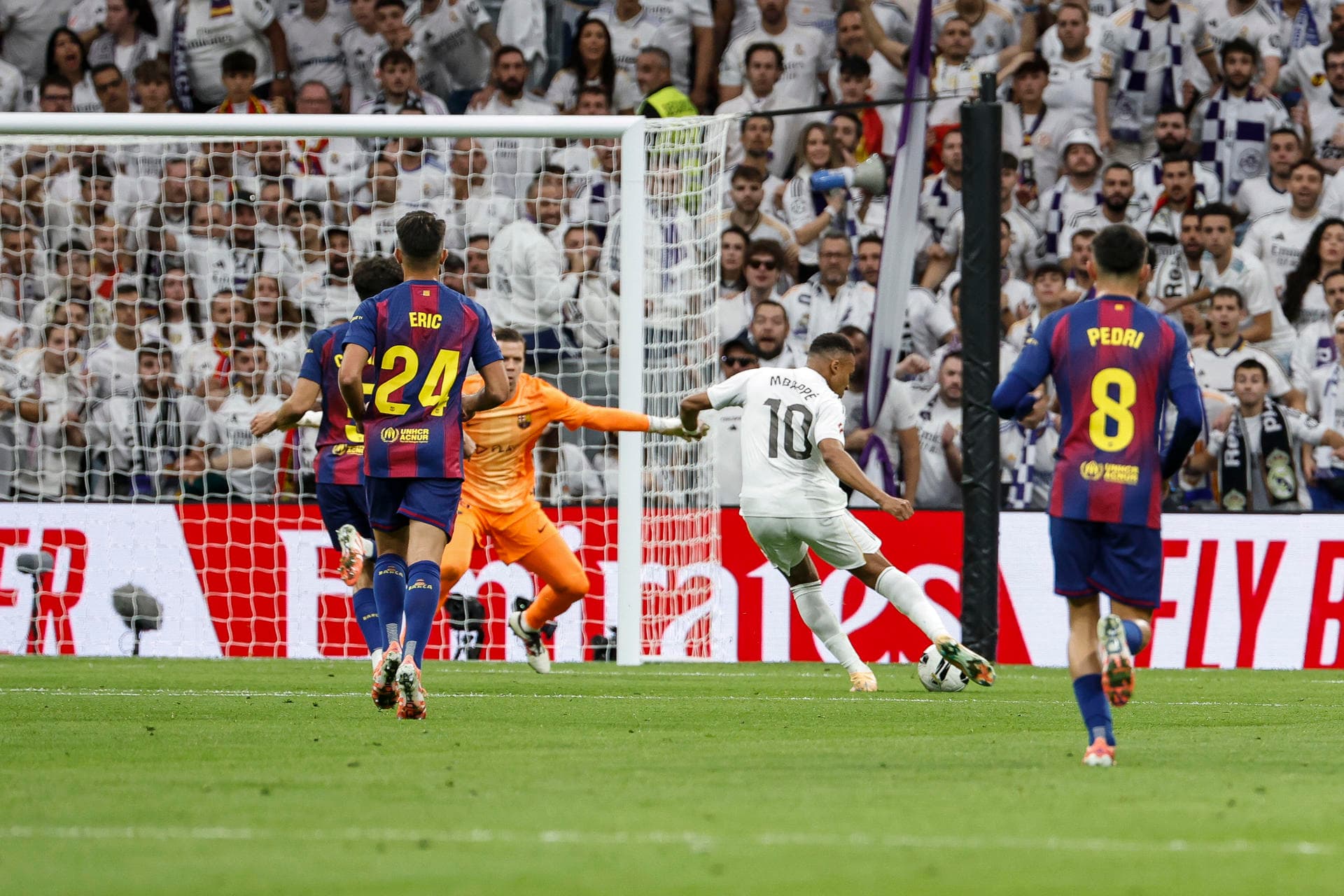 Kylian Mbappé marcou pelo Real Madrid no clássico contra o Barcelona - EFE/ Chema Moya