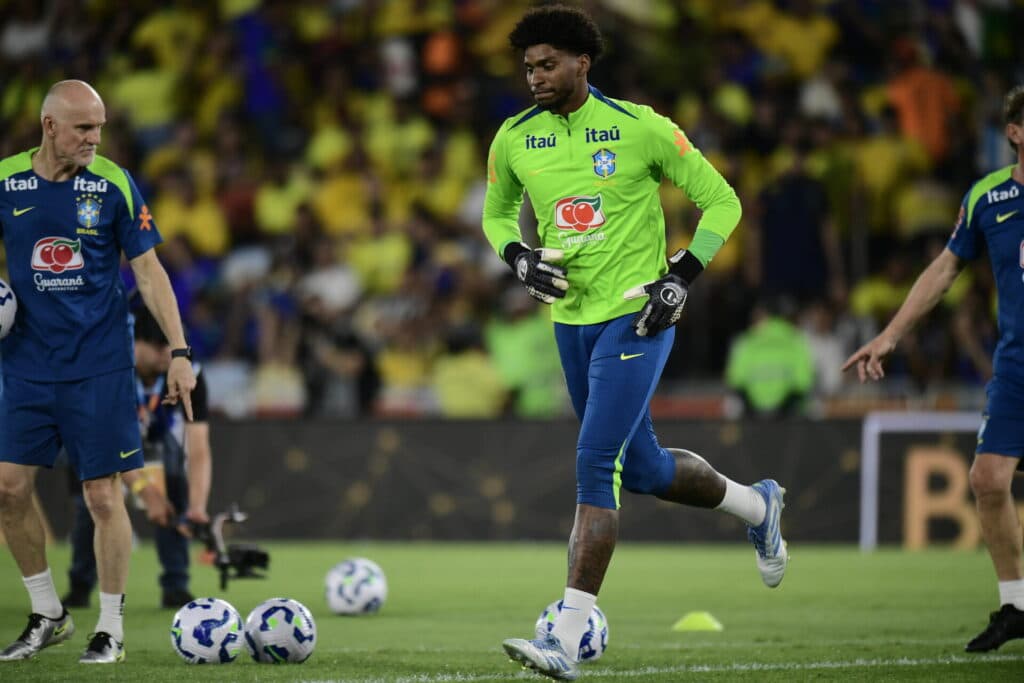 Hugo no aquecimento sob olhares atentos do tetracampeão Taffarel, preparador de goleiros da seleção - Alexandre Battibugli/Placar