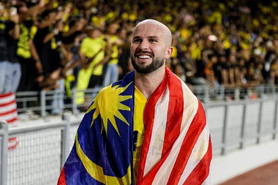 O brasileiro João Figueiredo, ex-Galo, com a bandeira da Malásia - Divulgação
