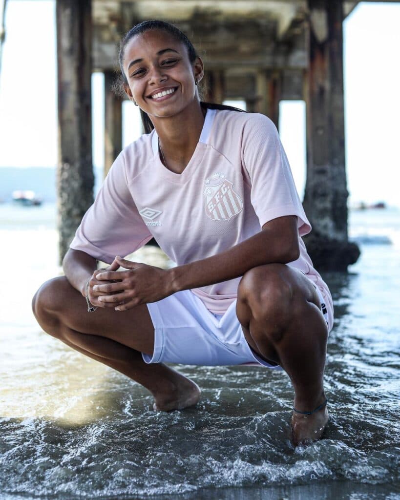 Jogadoras do Santos posaram com camisa do Outubro Rosa - Reinaldo Campos/Divulgação/Santos FC
