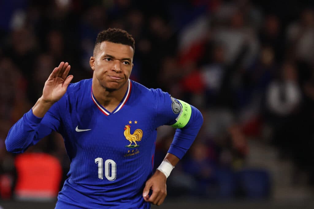 Mbappé comemora um dos gols da vitória que garantiu a França no próximo Mundial - Franck Fife/AFP