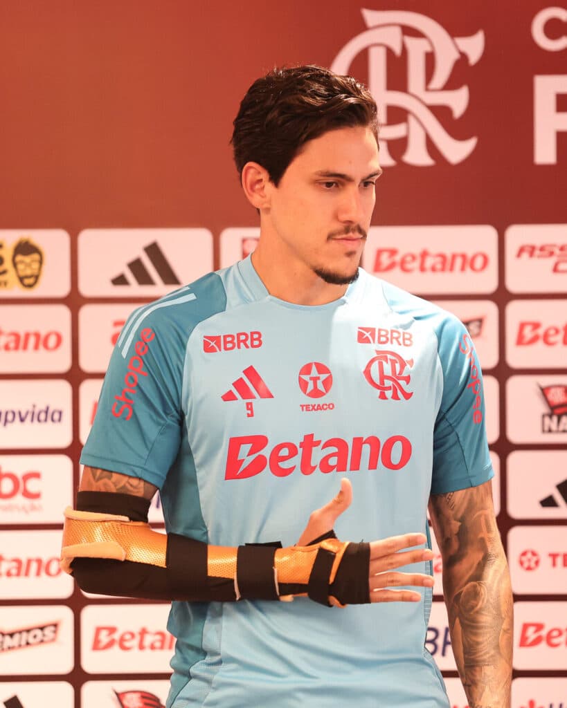 Pedro, atacante do Flamengo, pareceu com braço imobilizado - Gilvan de Souza/Divulgação/Flamengo