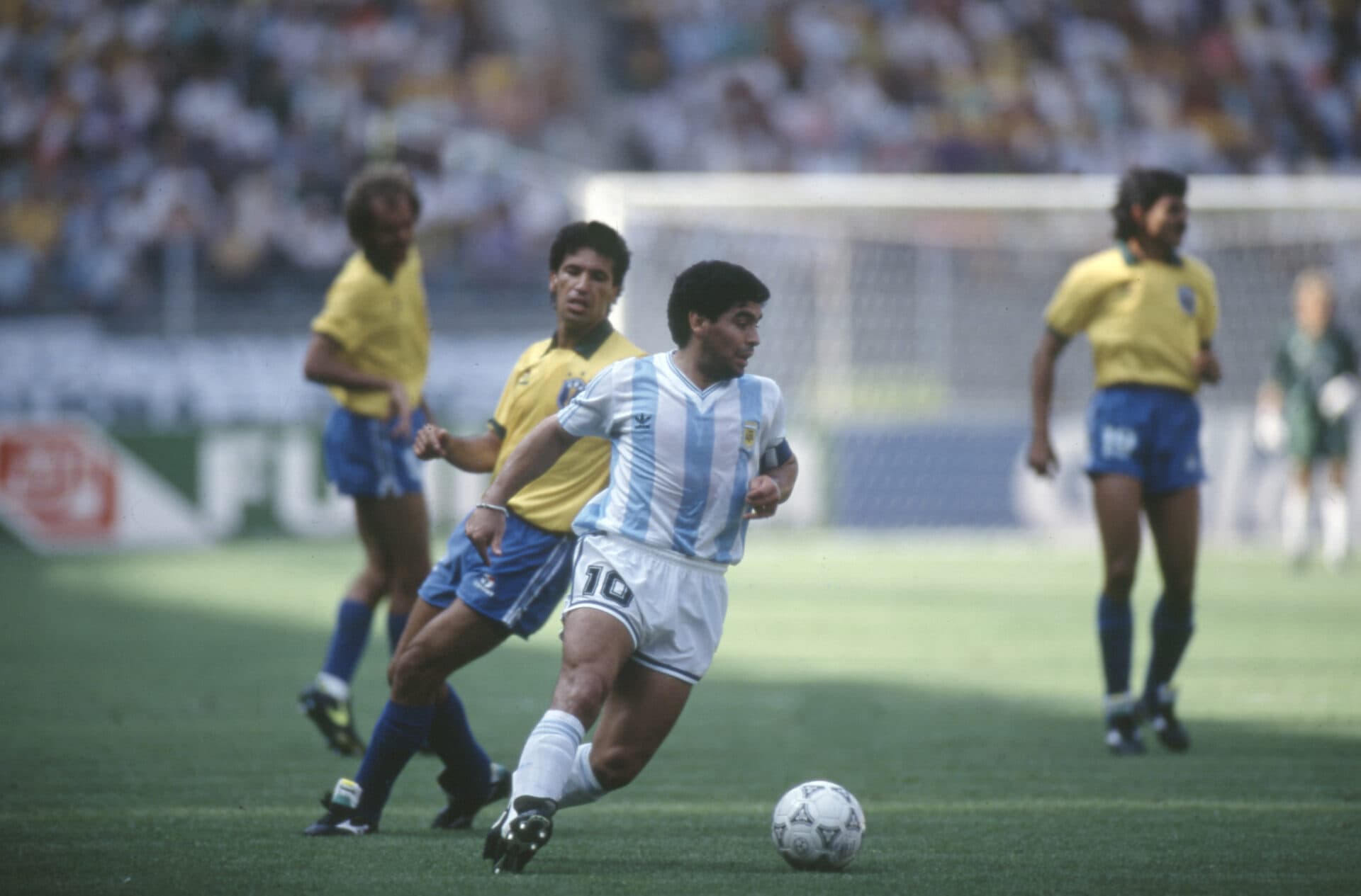 Careca, do Brasil, marca Maradona, seu amigo de Napoli, na derrota para a Argentina por 1 a 0, na Copa de 1990, em Turim - Pedro Martinelli