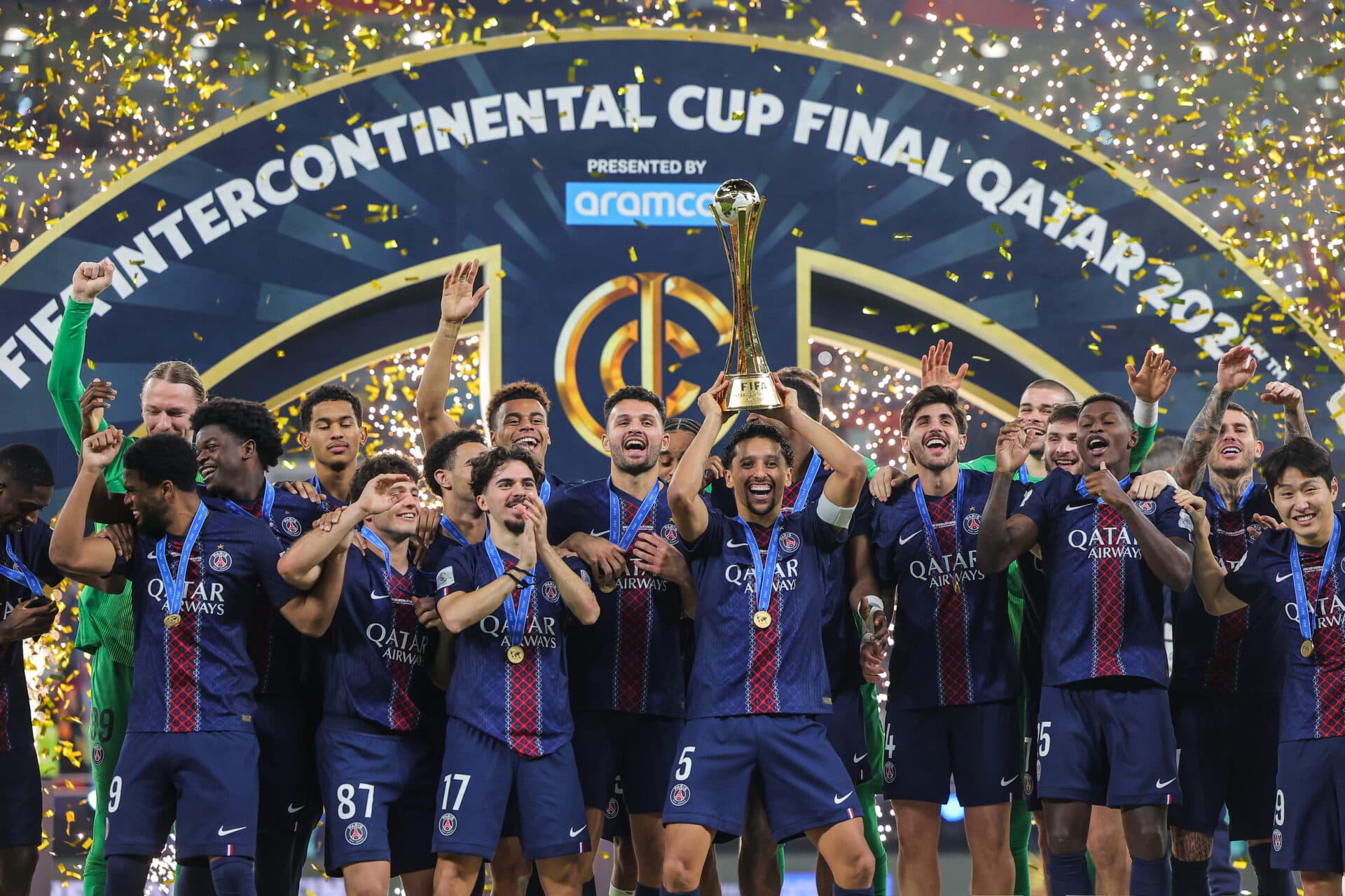 Capitão Marquinhos ergue a taça de campeão mundial do PSG, diante do Flamengo, no Catar - Karim JAAFAR/AFP)