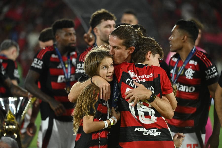 Filipe Luís comemorou com a família no Maracanã - Alexandre Brum/PLACAR
