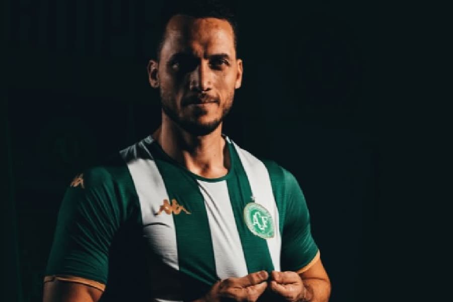 Neto, sobrevivente da tragédia da Chapecoense, mostrou a nova camisa - Divulgação/Chapecoense