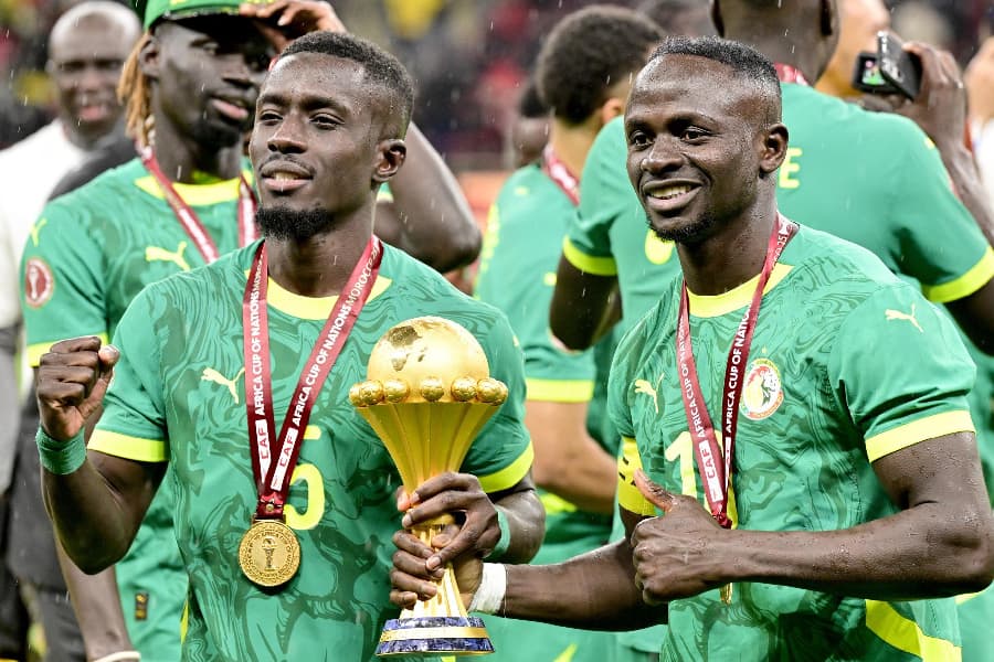 Senegaleses Gueye e Mané com troféu da Copa Africana - JALAL MORCHIDI/EFE