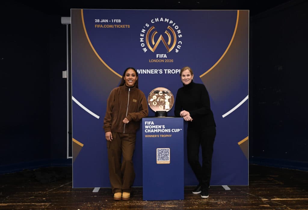 Alex Scott e Jill Ellis ao lado do troféu da Copa dos Campeões Feminina - Kate Green/FIFA/FIFA/Getty Images
