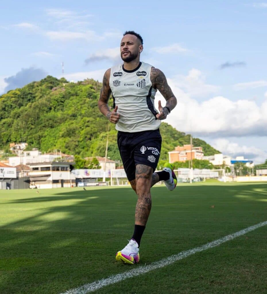 Em transição física, Neymar correu de tênis no gramado do CT Rei Pelé - Divulgação/Instagram