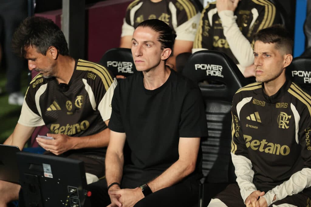 Filipe Luís no banco em Flamengo x Lanús na Argentina - EFE/ Adan González