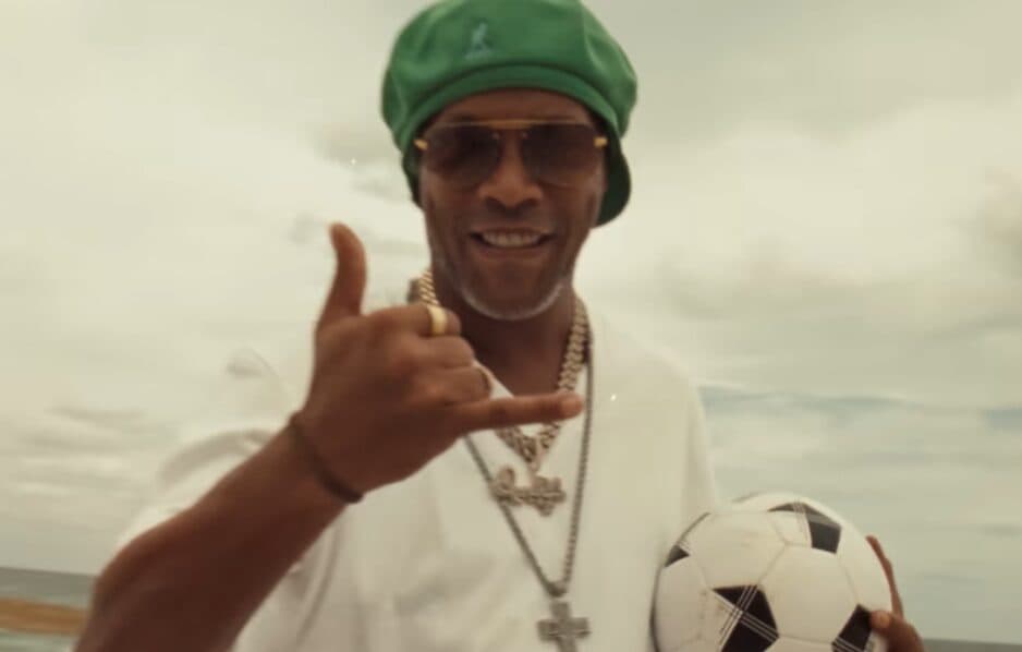 Ronaldinho Gaúcho durante clipe Where She Goes, de Bad Bunny - Reprodução