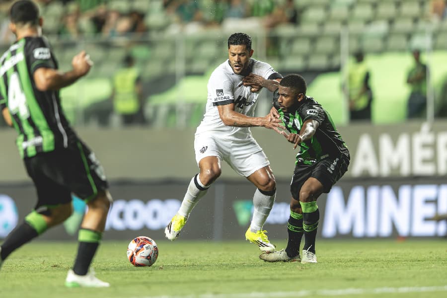 Hulk, do Atlético-MG, tenta passar pela marcação do América-MG - Pedro Souza / Atlético