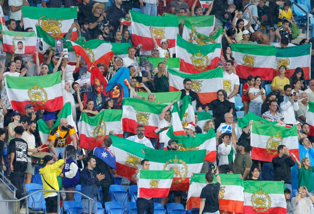 Iranianos marcam presença para torcer pela seleção feminina - STR / AFP