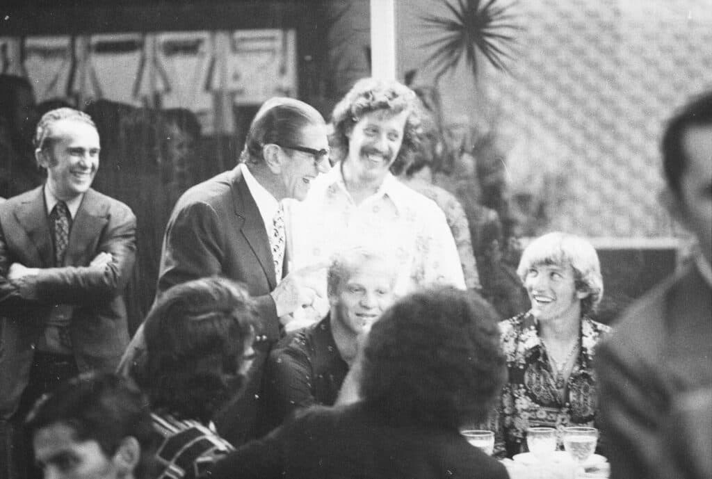 Victor Civita e Michel Laurence, com bigode, jornalista da Placar, com os jogado
