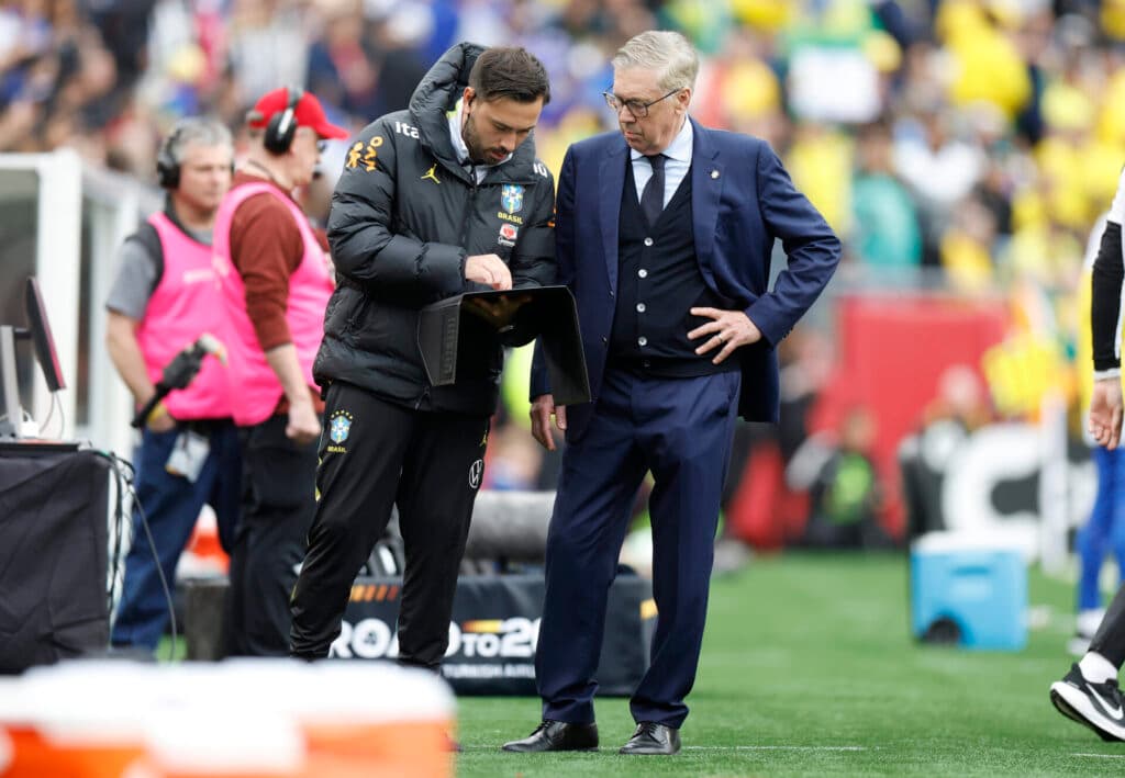 Davide e Carlo Ancelotti à beira do gramado - Rafael Ribeiro / CBF