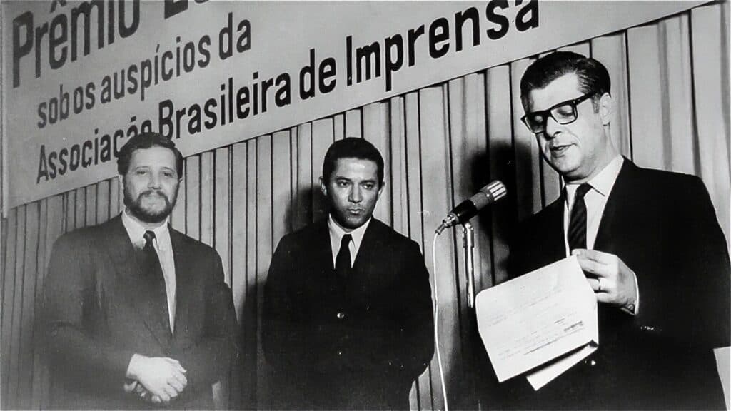 Aquino e Laurence recebendo o prêmio Esso de jornalismo em 1969 - Acervo Pessoal