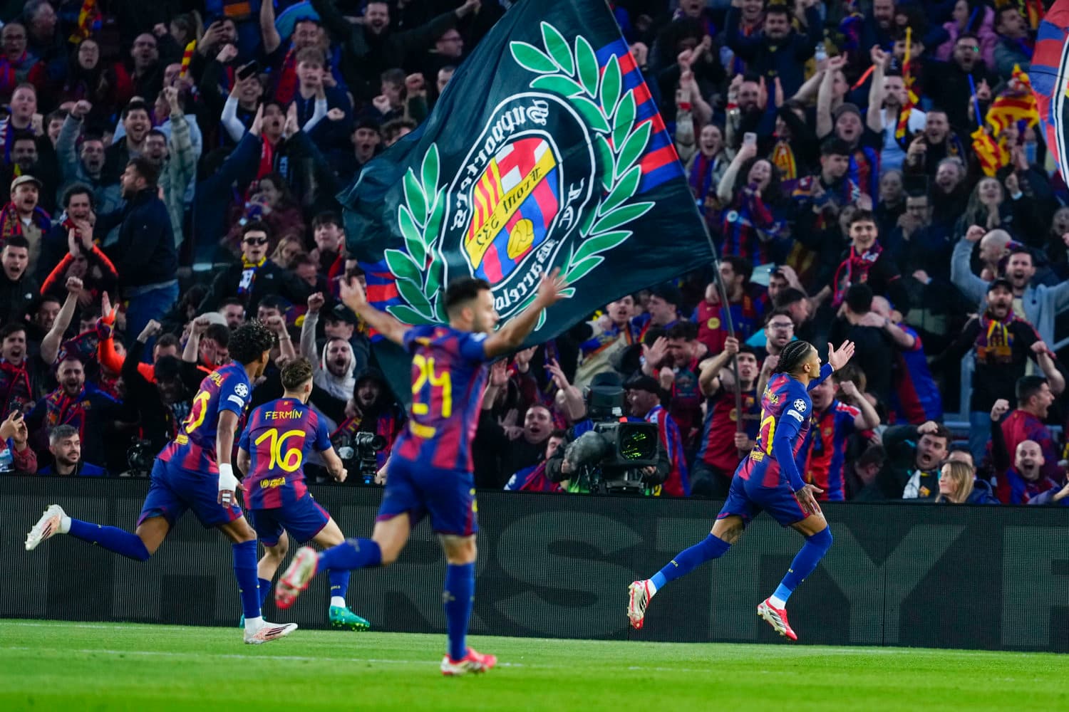 Raphinha e companheiros comemoram gol do Barcelona - EFE/ Alejandro García