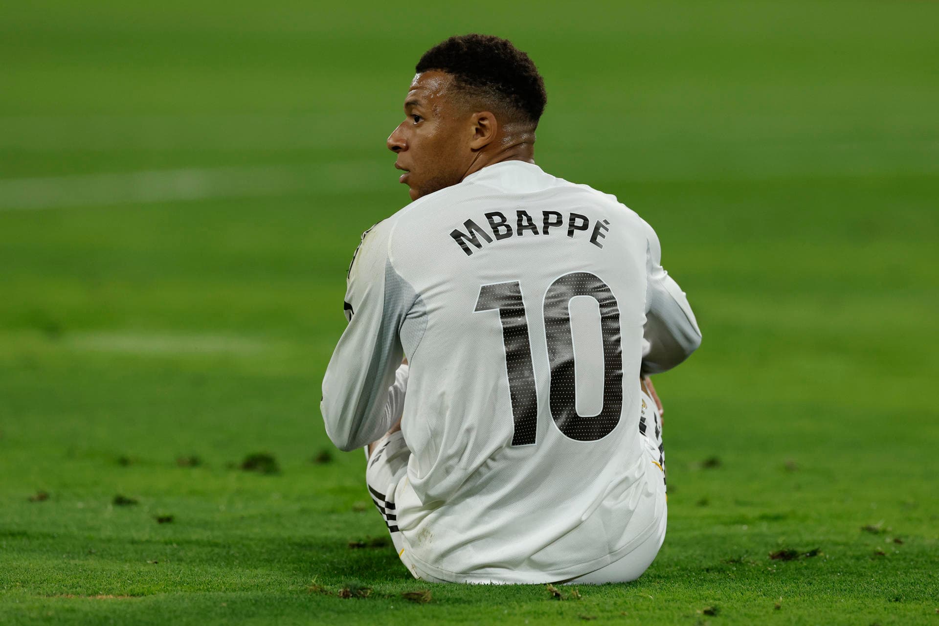 Mbappé no gramado de La Cartuja, em Sevilla, depois de acusar nova lesão - Julio Muñoz/EFE