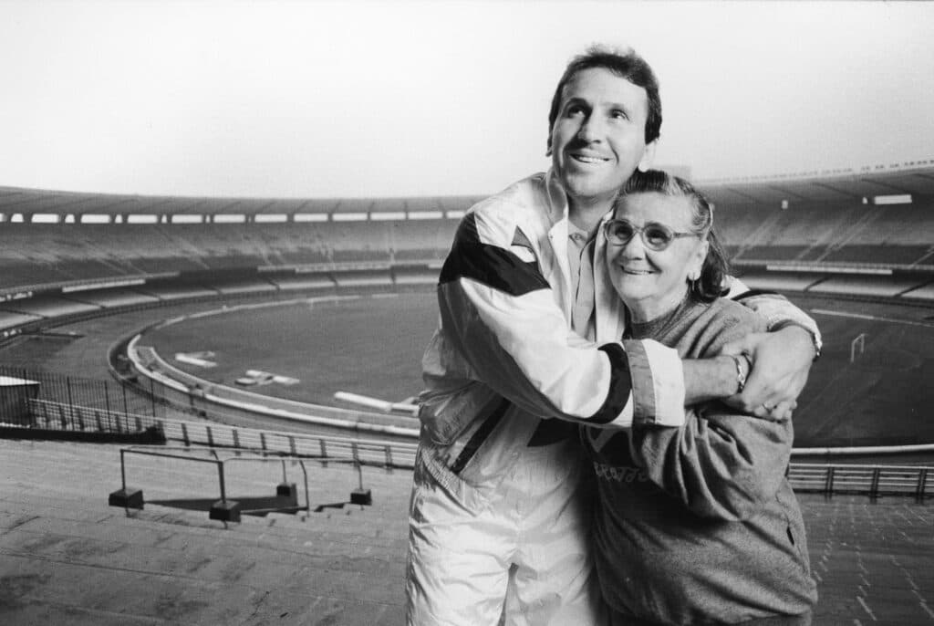 Zico e sua mãe Matilde, no Estádio do Maracanã (Alexandre Santanna/acervo PLACAR)