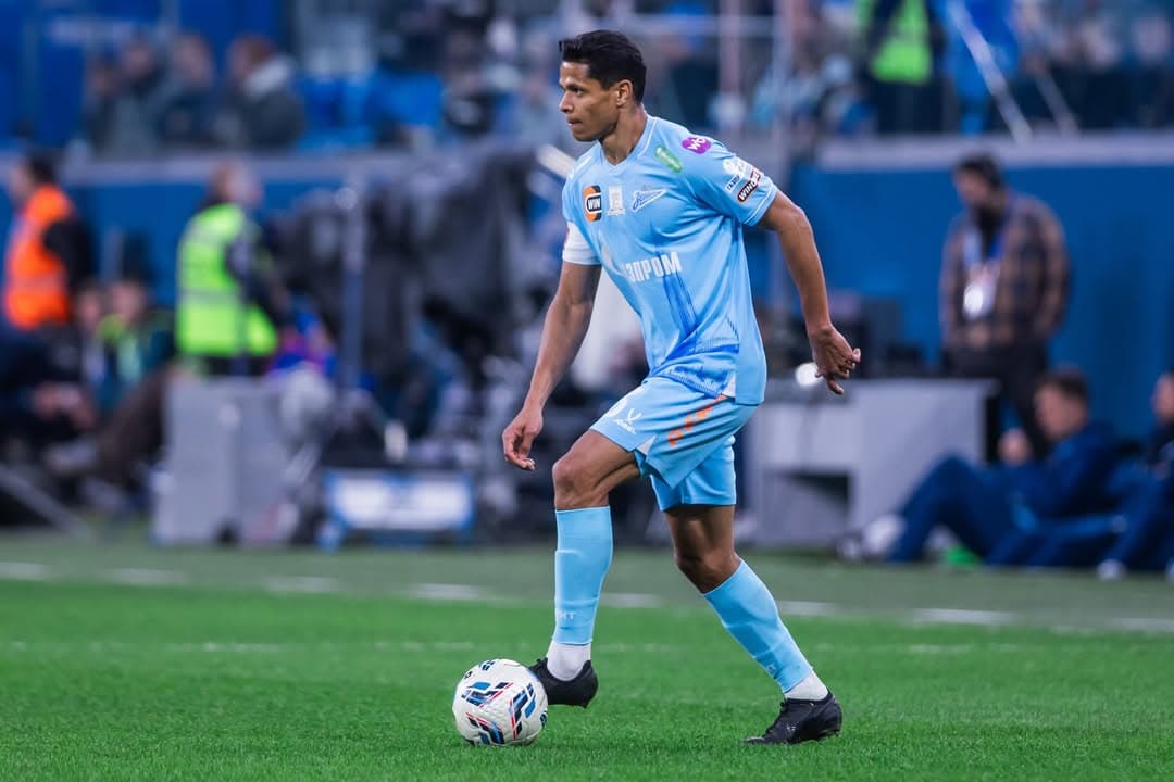 Douglas Santos em ação pelo Zenit