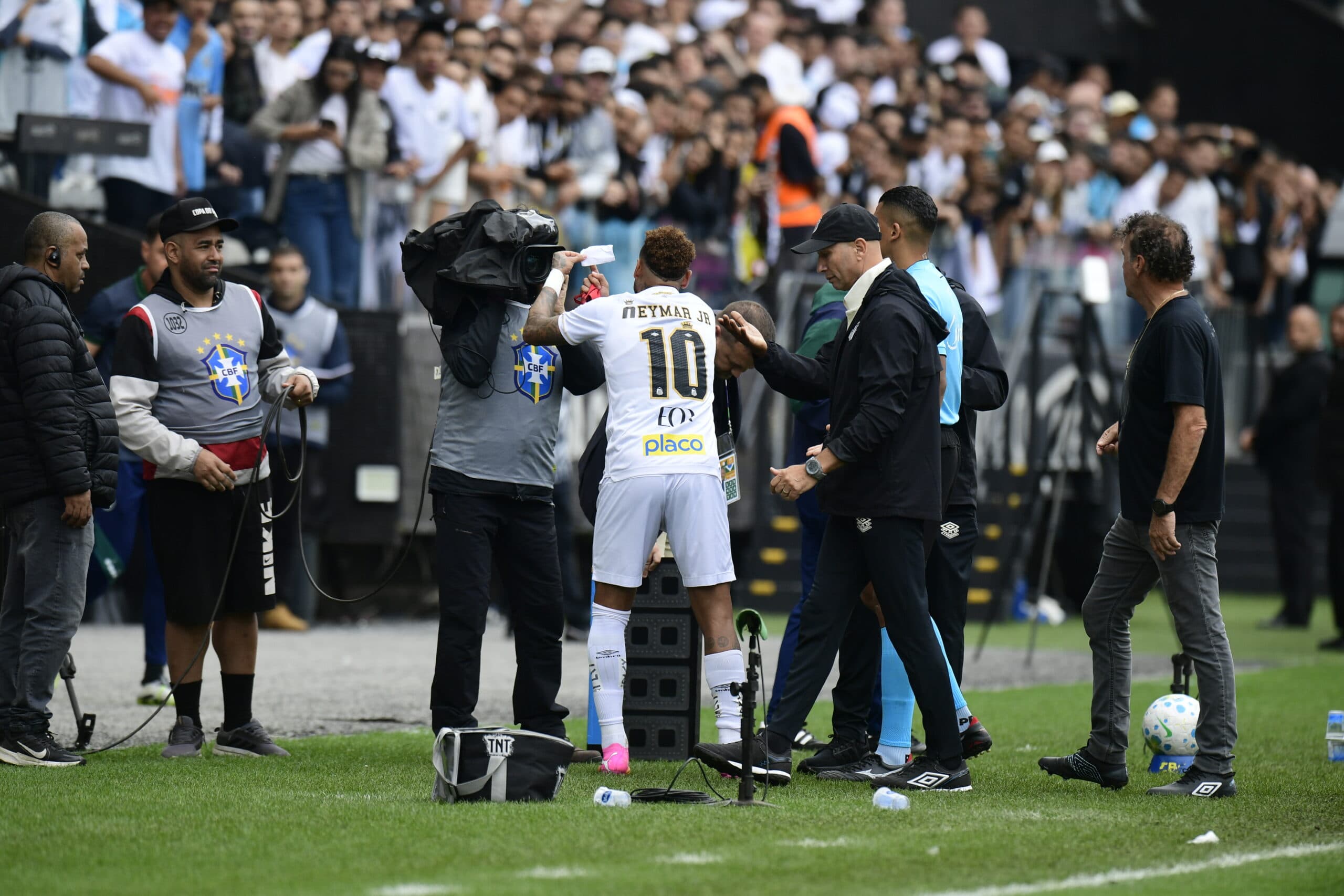 Substituição de Neymar no duelo contra o Coritiba gerou confusão no campo - Alexandre Battibugli/PLACAR
