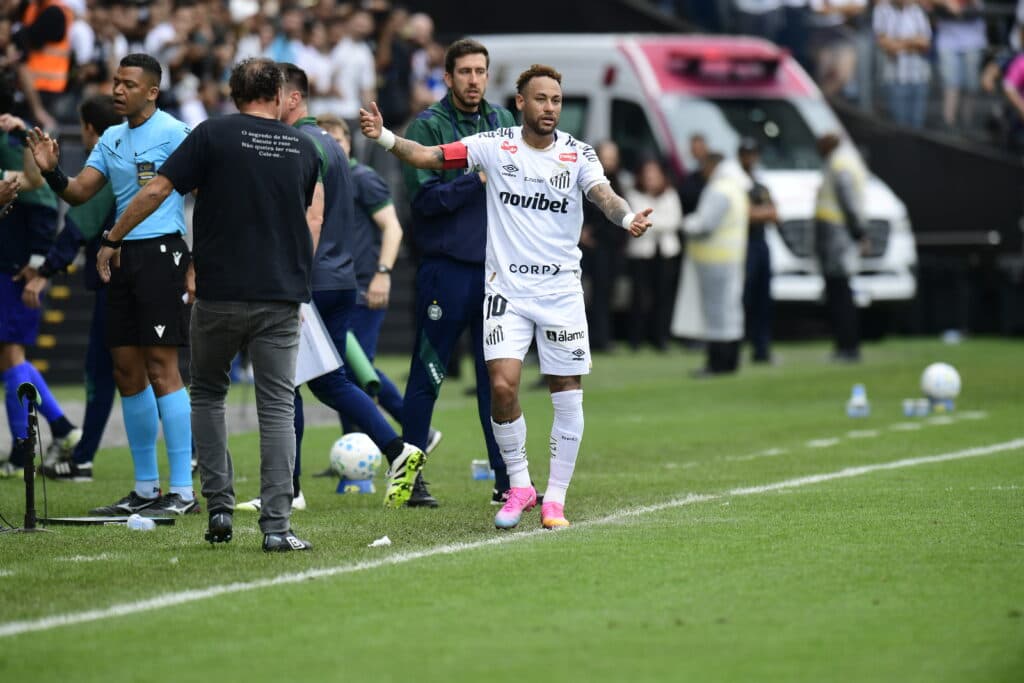 Neymar em ação contra o Coritiba, na Neo Química Arena