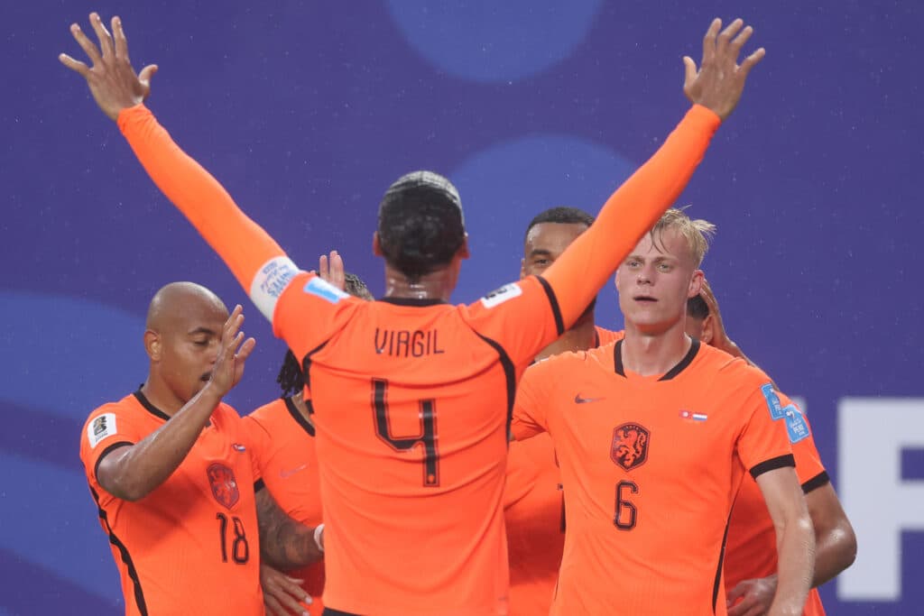 Virgil Van Dijk e seleção da Holanda comemoram gol sobre a Suécia na Copa do Mundo - EFE/ Juan Ignacio Roncoroni