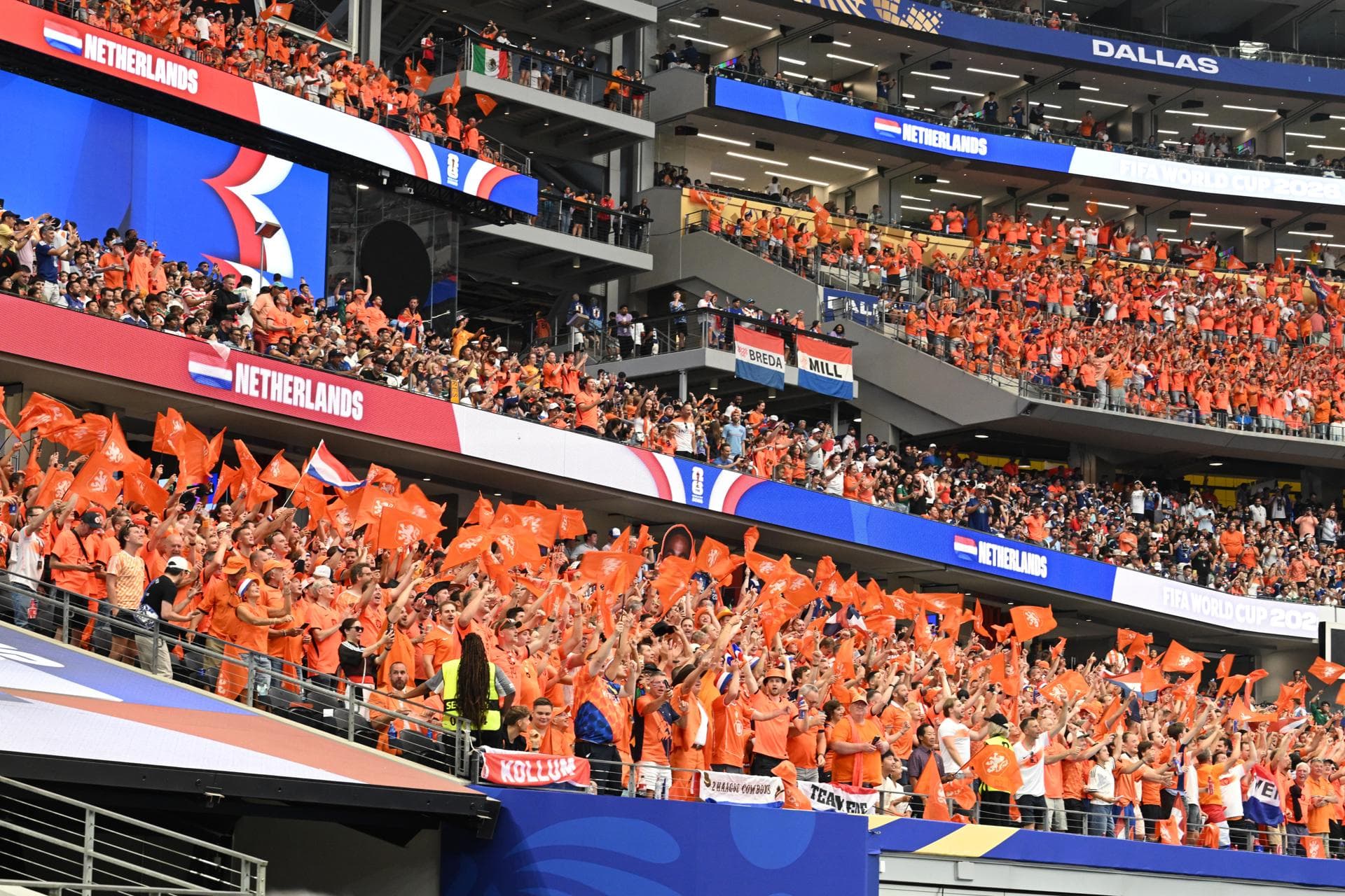 Fanática torcida da Holanda já começa a chegar em Houston para a segunda partida - Albert Pena/EFE