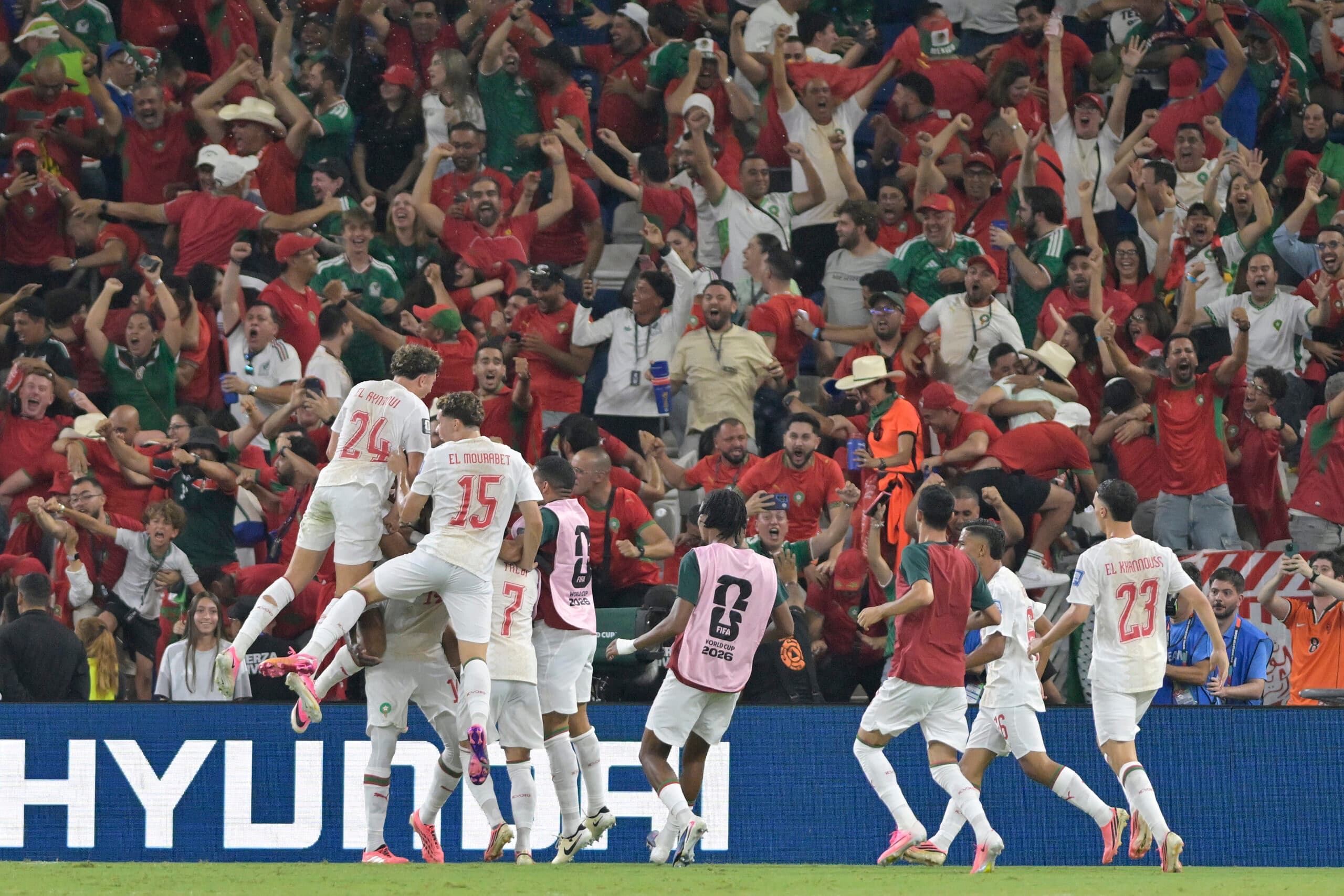 GR2041. MONTERREY (MÉXICO), 29/06/2026.- Jugadores de Marruecos celebran un gol de Issa Diop este lunes, en un partido de los dieciseisavos de final del Mundial de la FIFA 2026 entre Países Bajos y Marruecos en el estadio BBVA en Monterrey (México). EFE/ Miguel Sierra