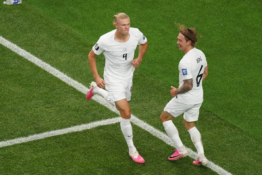 Erling Haaland marcou o gol da classificação norueguesa às oitavas da Copa - EFE/ Kenneth Fernandez