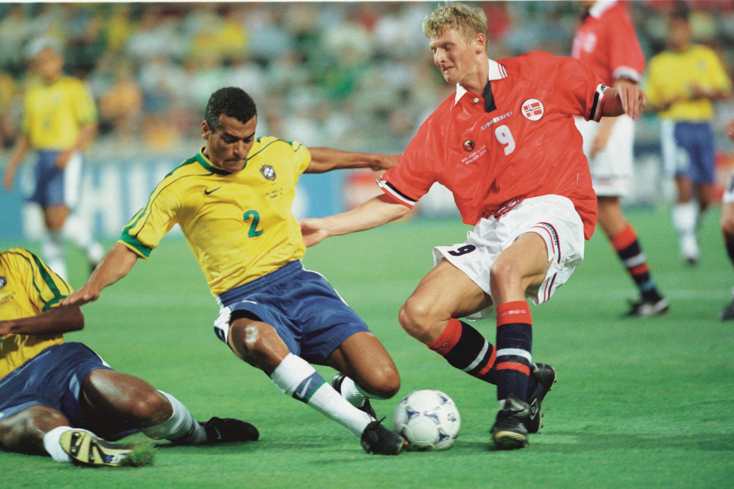 Cafú, do Brasil, no jogo contra Tore Flo, da Noruega - Pisco Del Gaiso/Placar