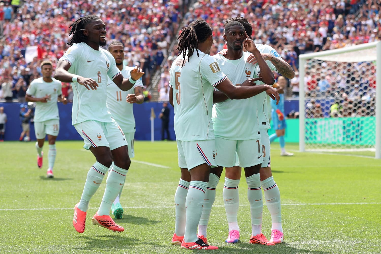 Dembélé e seleção da França comemoram gol na Copa do Mundo - EFE/ Octavio Guzmán