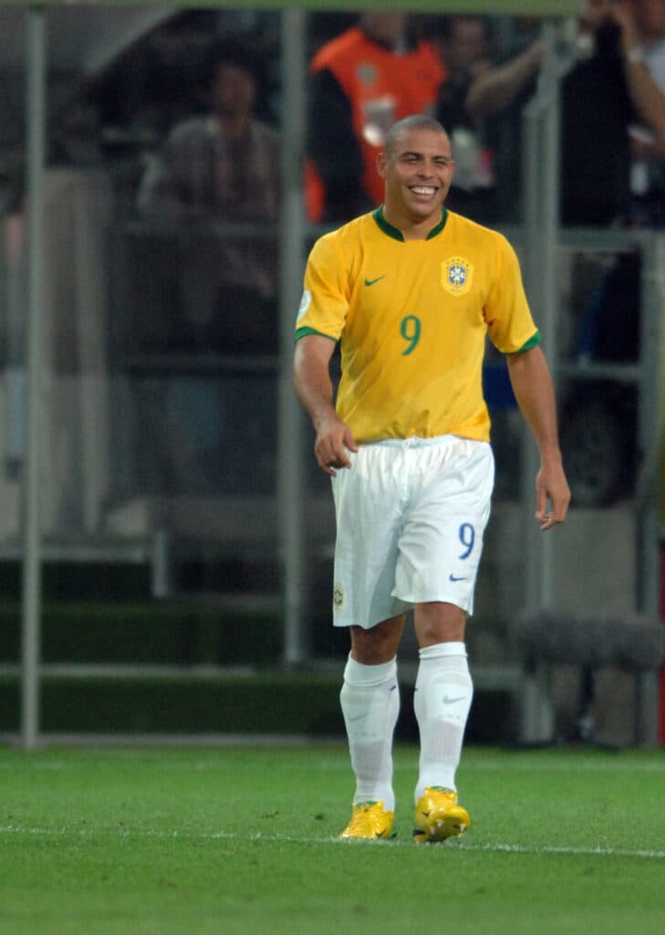 Ronaldo em ação em Brasil 4 x 1 Japão em 2006 (Alexandre Battbugli/PLACAR)