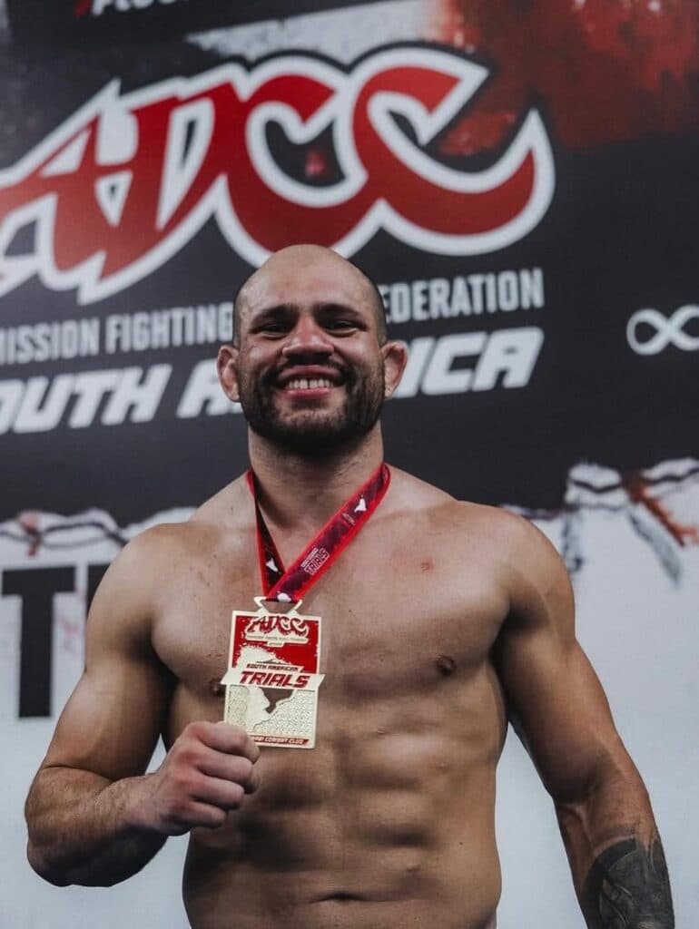 Atleta exibe medalha de ouro conquistada na seletiva do ADCC em Indaiatuba, São Paulo. Colocação rendeu a vaga para o Mundial do ADCC, na Polônia. Foto: Israel Hudson