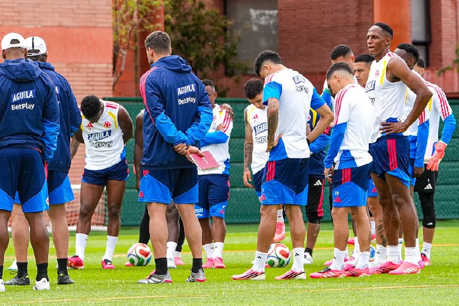 Seleção da Colômbia durante treino às vésperas da Copa do Mundo - Reprodução/@FCFSeleccionCol