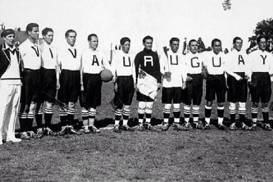 Uniforme da Bolívia na Copa do Mundo de 1930 - Reprodução/@AntiqueFootball